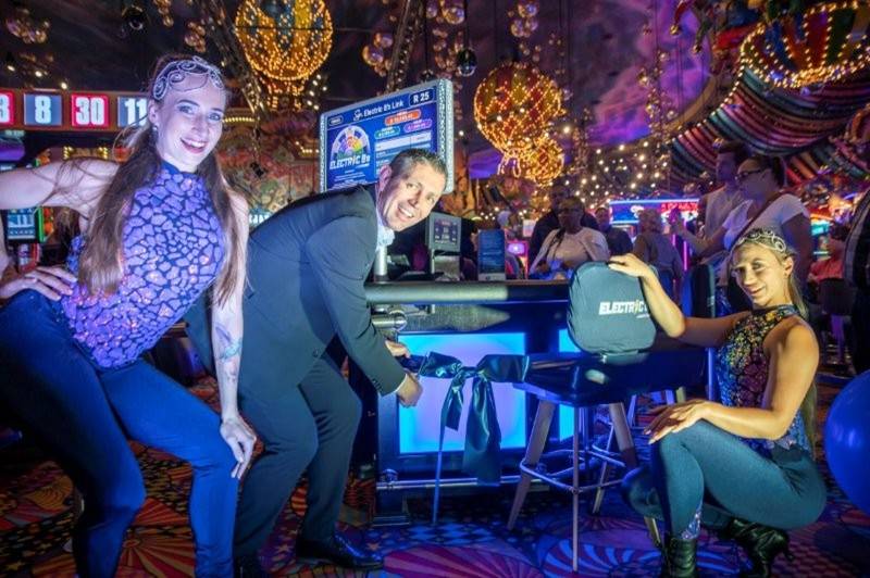 A Sun International representative unveils Electric 8s, South Africa’s first exclusive blackjack featuring a high-energy bonus wheel.