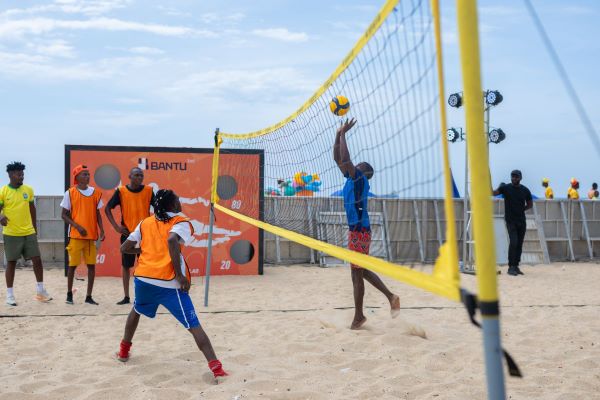 Players compete in a beach volleyball match during BantuBet Angola’s Luanda event, which drew strong turnout and exceeded registration capacity.