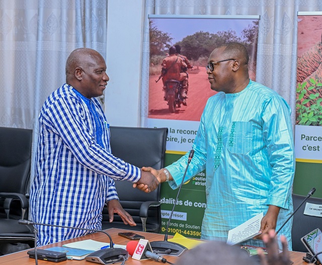 Maxime Compaoré (right) with a senior Ministry of Economy and Finance official during his LONAB board handover ceremony 