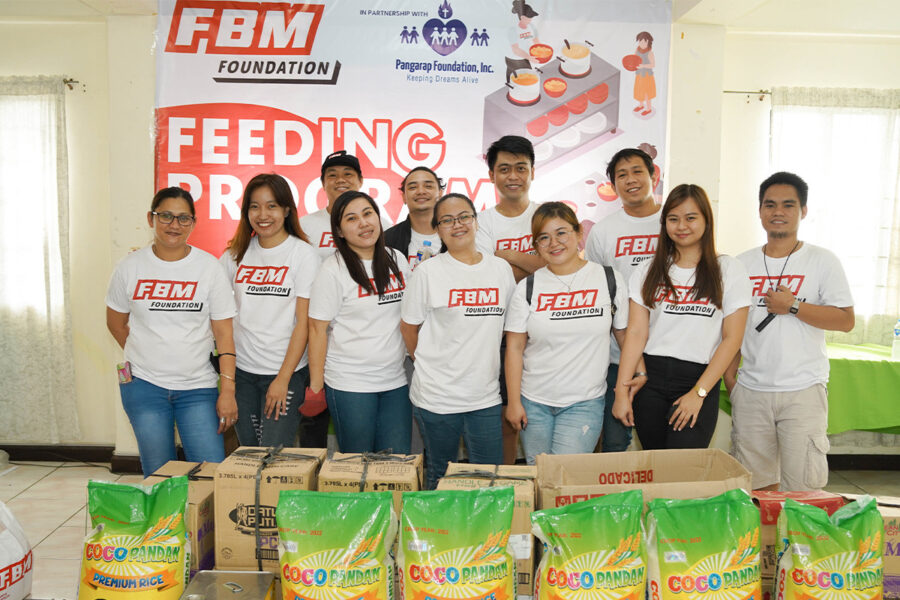 15 FBM Foundation volunteers distributed grocery items to Pangarap Foundation.