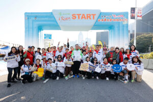 Club Steward Philip Lo (front row, centre) with CARE@hkjc Volunteer Team members and runners.