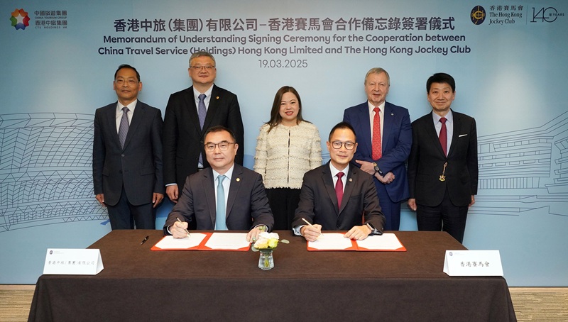 Witnessed by HKSAR Government Secretary for Culture, Sports and Tourism Rosanna Law (back row, middle); Deputy Director-General of the Economic Affairs Department of the Liaison Office of the Central People’s Government in the HKSAR Guo Shaowei (back row, 1st left); Hong Kong Tourism Board Chairman Pang Yiu-kai (back row, 1st right); The Hong Kong Jockey Club Chief Executive Officer Winfried Engelbrecht-Bresges (back row, 2nd right) and China Travel Service (Holdings) Hong Kong Limited (“CTS”) Chairman Wang Haimin (back row, 2nd left), The Hong Kong Jockey Club Executive Director, Customer Strategy, Insights and Innovation, Dennis Hau (front row, right) and China Travel Service (Holdings) Hong Kong Limited Deputy General Manager Jian Yi (front row, left) sign a memorandum of understanding strengthening the strategic partnership between the Club and CTS in support of tourism, sports, cultural exchange and youth development.