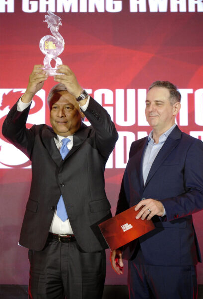PAGCOR Chairman and CEO Alejandro H. Tengco receives from Luis Pereira, Managing Director of Asia Gaming Brief, the inaugural Regulatory Landmark Award during this year’s Asia Gaming Awards held at the Grand Ballroom of Shangri-La, The Fort in Taguig.
