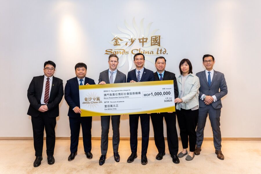 Andy Kobel (third from left), Sands China’s senior vice president of casino operations, and Michael Lee (first on right), Sands China’s vice president of concession administration and casino compliance, present a ceremonial donation cheque for MOP 1 million to representatives of five local NGOs, in support of their responsible gaming efforts: the Youth Volunteers Association of Macao, Sheng Kung Hui Macau Social Service Coordination Office, Young Men’s Christian Association of Macau, Macao Gaming Industry Employees Home and Bosco Youth Service Network.