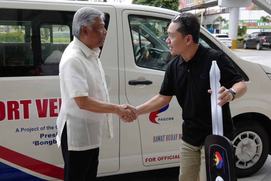PAGCOR chairman Tengco shakes hands with Busuanga, Palawan Mayor Raymond Emil Cruz.