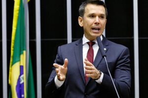 Deputado Felipe Carreras (PSB-PE) pretende convocar Lucas Paquetá para CPI. 