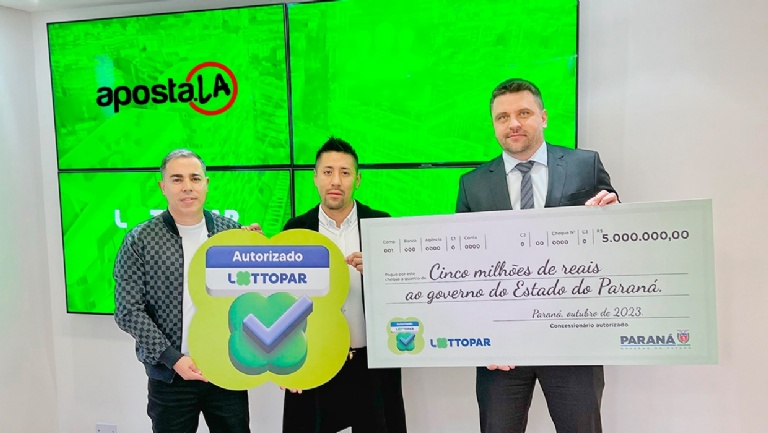 Representantes da Gaev entregaram de forma simbolica o cheque de valor pago da auotorga (Foto: Divulgação Lottopar)