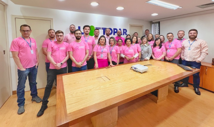 Funcionários participaram de palestras de conscientização sobre o diagnóstico precoce do câncer de mama. (Foto: Divulgação/Lottopar)