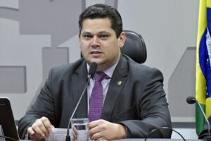 Presidente da CCJ, o senador Davi Alcolumbre, retirou novamente a proposta da pauta. (Foto: Geraldo Magela/Agência Senado)