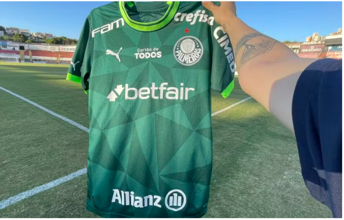 Betfair ocupa o espaço nobre da camisa do time feminino do Verdão (Imagem: Divulgação Palmeiras)