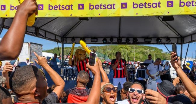 Ativação da patrocinadora proporcionou um show musical no estacionamento do estádio. (Foto: Divulgação/Betsat)