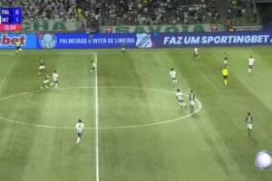 LED duplo exibe de forma mais ampla as marcas patrocinadoras durantes as partidas de futebol. (Imagem: Reprodução/Record TV)