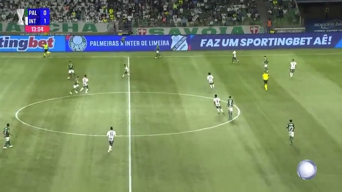 LED duplo exibe de forma mais ampla as marcas patrocinadoras durantes as partidas de futebol. (Imagem: Reprodução/Record TV)