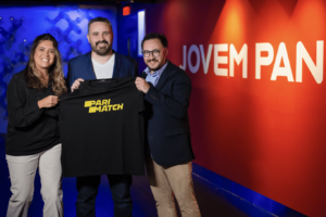 Marcela Marchi (diretora comercial da Jovem Pan), Willian Bernardino (diretor da Parimatch) e Gabriel Dias (gerente esportivo da Jovem Pan) (Imagem: Divulgação)