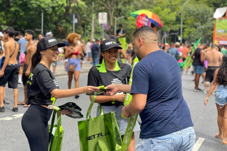 Bet7k distribui brindes para foliões no carnaval de rua de Belo Horizonte. (Foto: Divulgação/Bet7k)