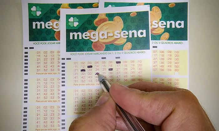 Uma aposta simples da Mega-Sena custa R$5. (Foto: Rafa Neddermeyer-Agência Brasil)