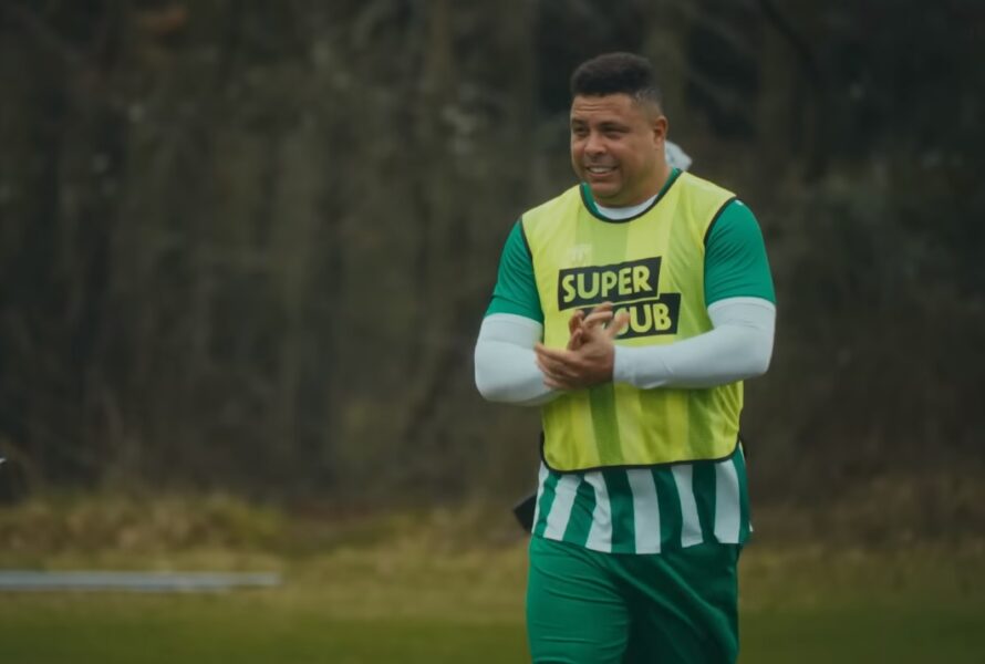 Ronaldo em campo por um time amador na Inglaterra. (Imagem: Reprodução/YouTube/Paddy Power)