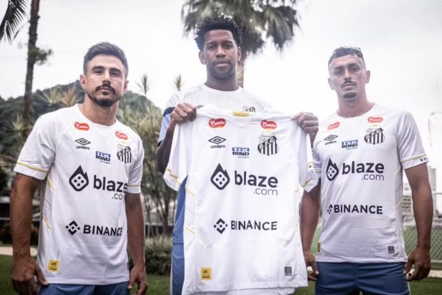 Santos publicou foto com jogadores para anunciar a renovação de patrocínio com a Blaze. (Foto: Raul Baretta/Santos FC)