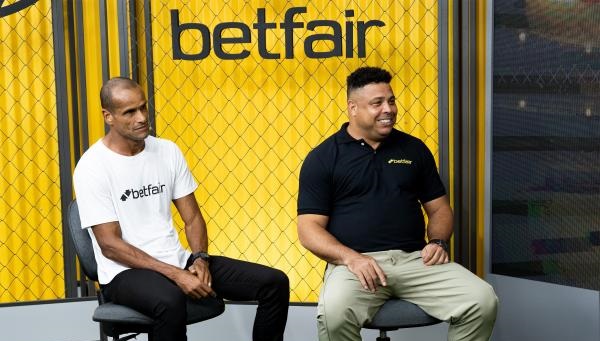 Rivaldo e Ronaldo em ação de marketing da Betfair. (Foto: Reprodução/Betfair)