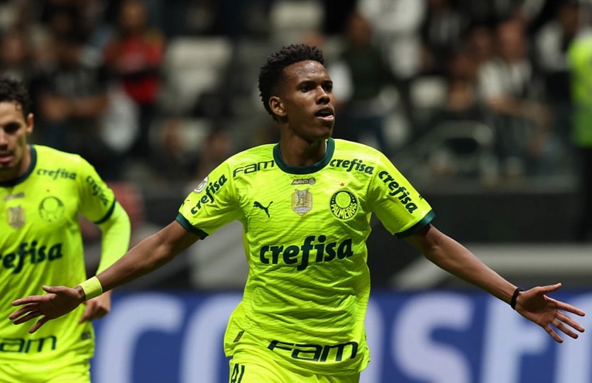 Estêvão, jogador do Palmeiras, com a camisa com os patrocínios atuais do clube. (Foto: Reprodução/Instagram/Estêvão)