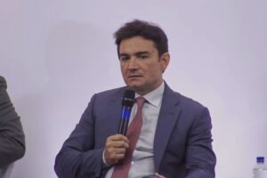 Celso Sabino participou do seminário “Desafio da Regulamentação de Bets e Cassinos”. (Imagem: Reprodução/YouTube/O Globo)