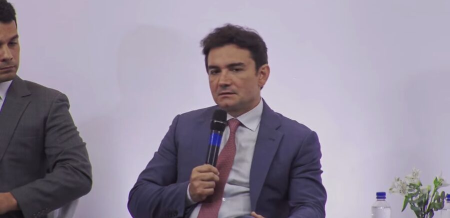 Celso Sabino participou do seminário “Desafio da Regulamentação de Bets e Cassinos”. (Imagem: Reprodução/YouTube/O Globo)