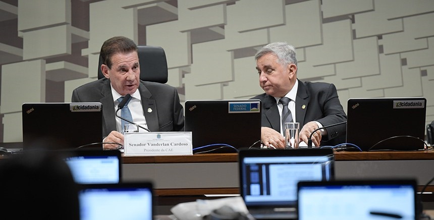 Senadores Vanderlan Cardoso e Izalci Lucas na CAE do Senado Federal. (Foto: Saulo Cruz/Agência Senado)