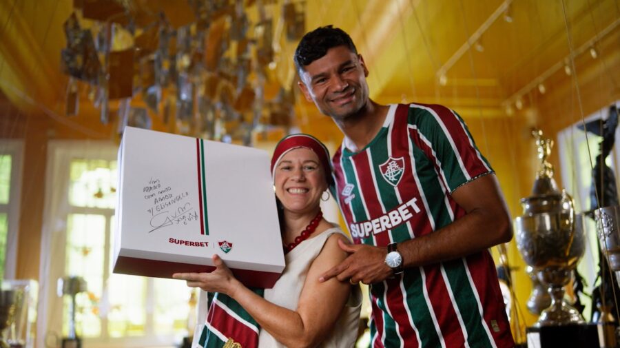 Gum entrega lenço personalizado para torcedora do Fluminense. (Foto: Superbet)