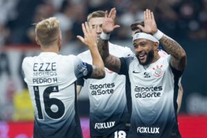 Esportes da Sorte distribuiu faixas inspiradas em Memphis Depay para a torcida do Corinthians. (Foto: Rodrigo Coca/Agência Corinthians)