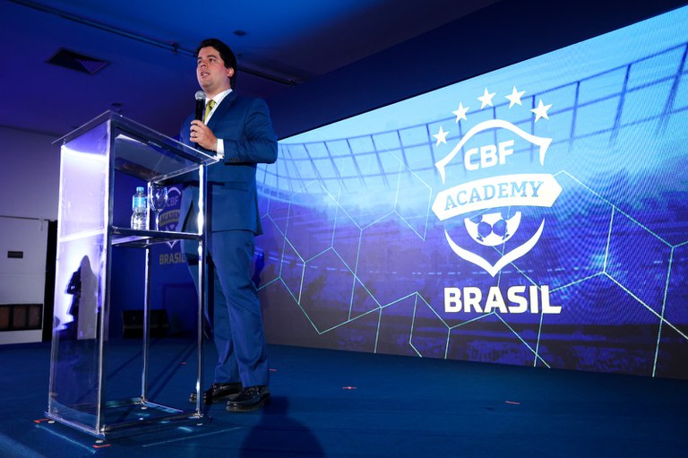 Ministro André Fufuca durante palestra no CBF Summit Academy. (Foto: Caique Coufal/Ministério do Esporte).