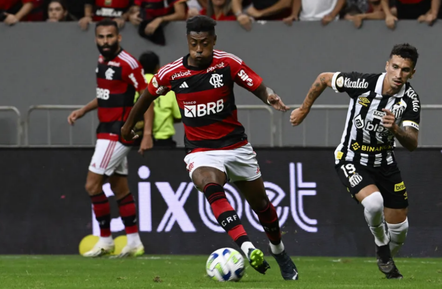 Investigação é sobre cartão tomado pelo jogador em partida contra o Santos em 2023. ( Foto: Agif)