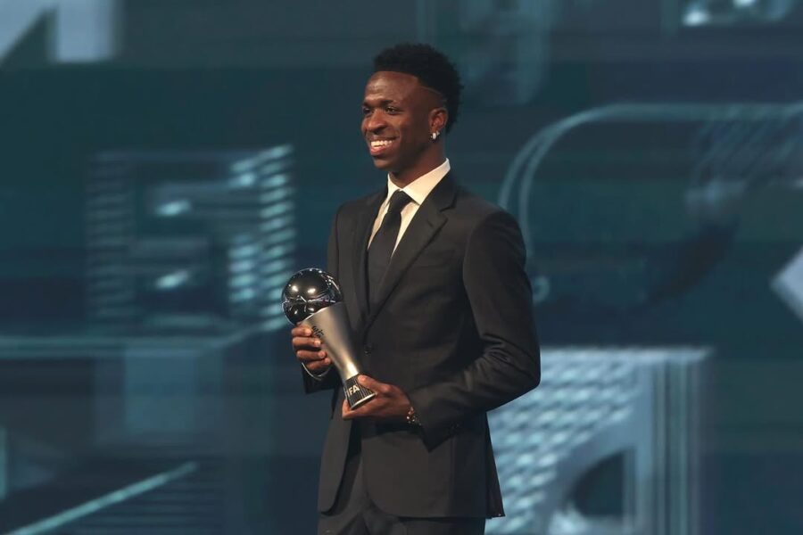 Vinicius Júnior recebe o prêmio FIFA The Best. (Foto: Reprodução/Instagram/Vini Jr)