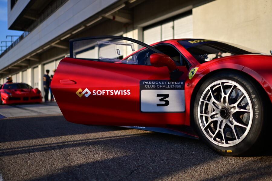 Parceiros da SOFTSWISS tiveram a oportunidade de pilotar carros da Ferrari. (Foto: SOFTSWISS)