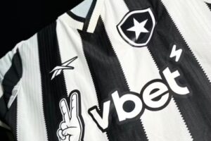 Versão anterior da camisa do Botafogo com a logo da Vbet. (Foto: Reprodução/Vbet)