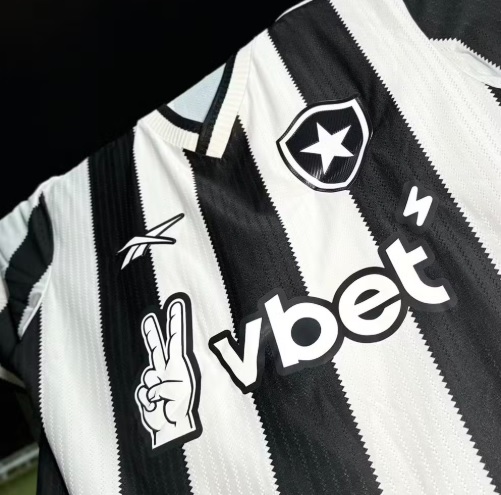 Versão anterior da camisa do Botafogo com a logo da Vbet. (Foto: Reprodução/Vbet)