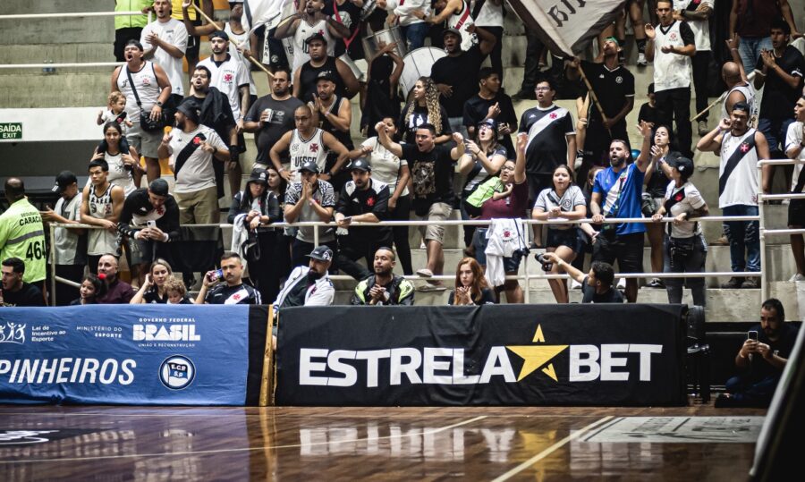 EstrelaBet vai promover uma ação voltada aos torcedores do time de basquete do Vasco. (Foto: Mauricio Almeida/R10 Score Vasco)