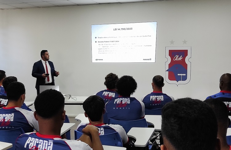 Jogadores do Paraná Clube participam de palestra promovida pela Lottopar e FPF. (Foto: Lottopar)