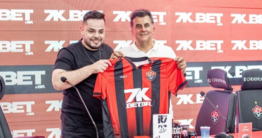 Vitória apresenta oficialmente a camisa com o logo da Bet7k. (Foto: Victor Ferreira/EC Vitória)