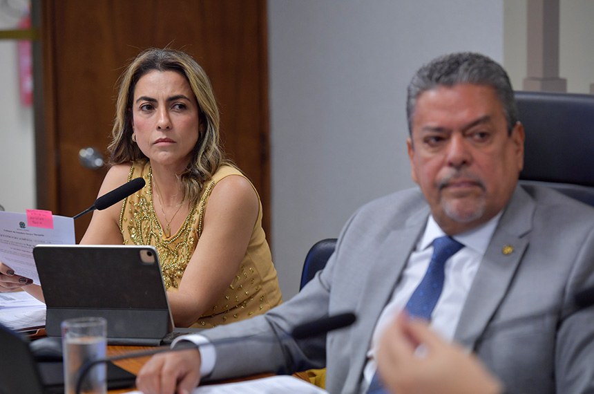 Senador Dr. Iran  ao lado da relatora da CPI, senadora Soraya Thronicke (Foto: Saulo Cruz- Agência Senado)