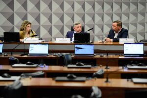 Senadores Soraya Thronicke e Izalci Lucas e o empresário André Rolim na CPI das Bets. (Foto: Saulo Cruz/Agência Senado)