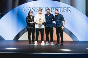 Equipe da Ana Gaming recebendo uma das premiações (Foto: Divulgação- Ana Gaming)