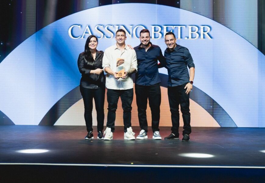Equipe da Ana Gaming recebendo uma das premiações (Foto: Divulgação- Ana Gaming)