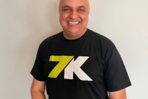 Novo embaixador: operadora 7K anuncia acordo com narrador André Henning