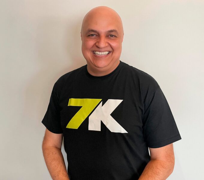 Novo embaixador: operadora 7K anuncia acordo com narrador André Henning