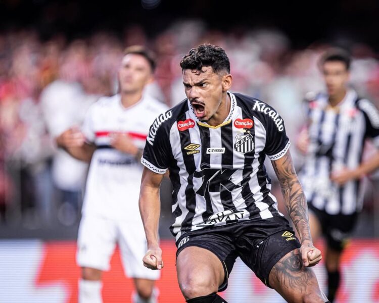 Marca da casa de apostas vai ocupar espaço nobre da camisa santista (Imagem: Raul Baretta- Santos)