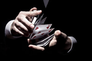 Crupiê profissional lidando mesa de poker em cassino físico