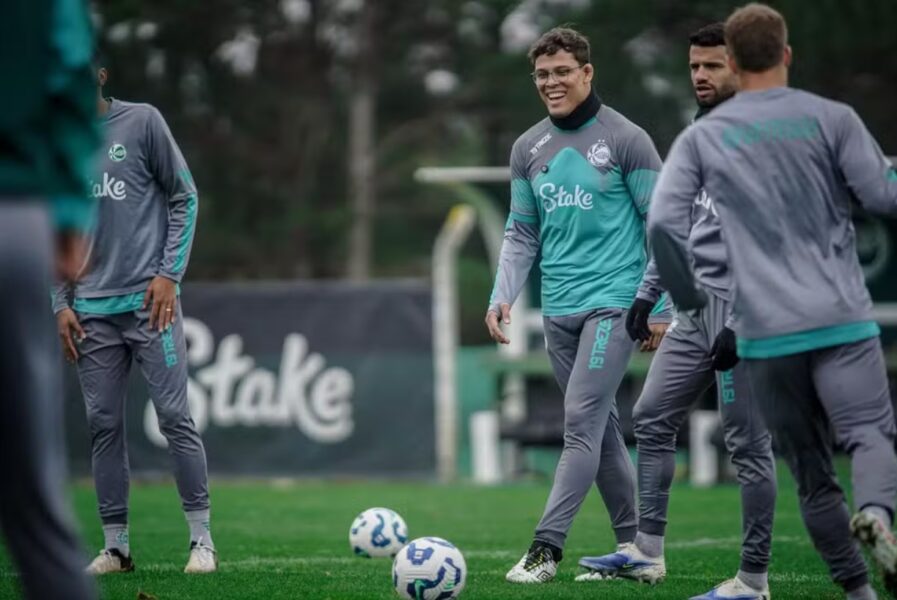 Caio Borralho com elenco do Juventude. (Foto: Fernando Alves/E.C. Juventude)