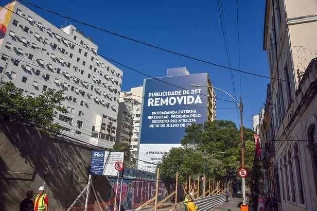 Publicidade de bets em espaços públicos do RJ já foram retiradas (Foto: Paulo Mumia)
