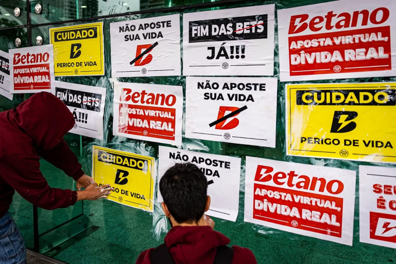 Integrantes do MTST colaram cartazes com frases de protesto (Foto: MTST)