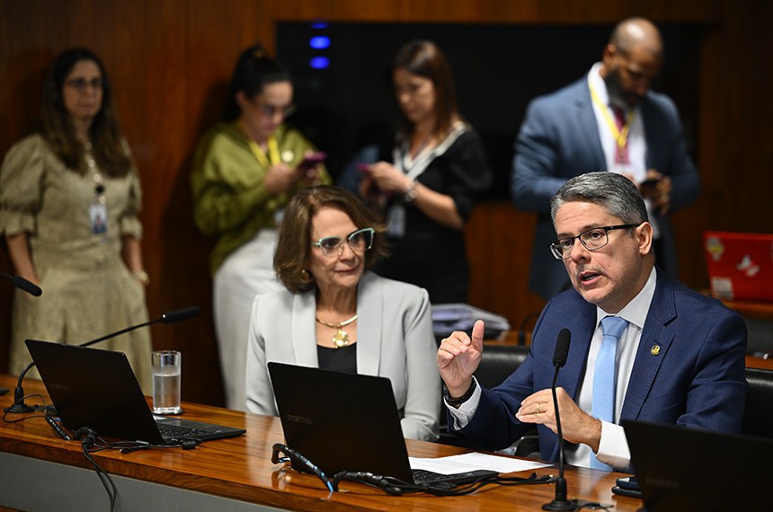 Senadora Damares, autora do PL, e o senador  Alessandro Vieira, relator. (Foto: Saulo Cruz -Agência Senado)